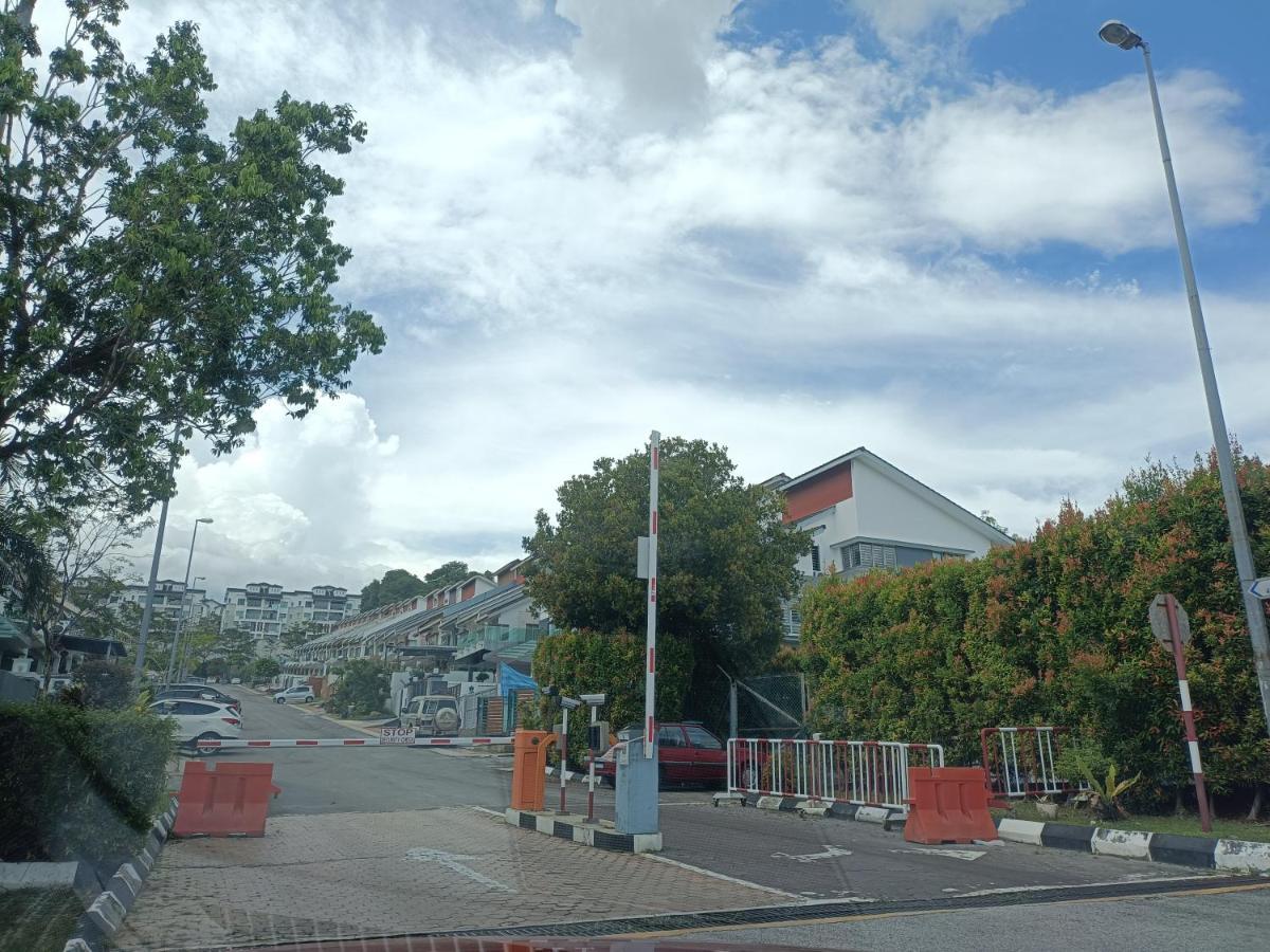Entire Residential Home•Jia Residences Bkt Serdang沙登温暖的家 เซอรีเคมบางัน ภายนอก รูปภาพ